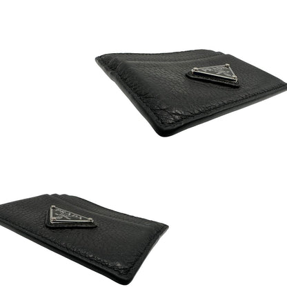 Portacarte Prada nera con parti metalliche argentate; impreziosito da iconico logo sul front. Completa di scatola, di lusso, originale, ottime condizioni, usato.