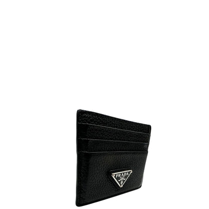 Portacarte Prada nera con parti metalliche argentate; impreziosito da iconico logo sul front. Completa di scatola, di lusso, originale, ottime condizioni, usato.