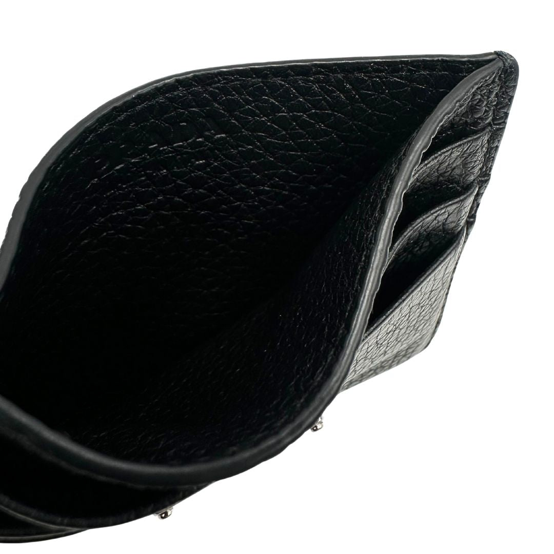 Portacarte Prada nera con parti metalliche argentate; impreziosito da iconico logo sul front. Completa di scatola, di lusso, originale, ottime condizioni, usato.