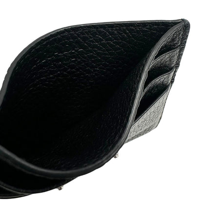 Portacarte Prada nera con parti metalliche argentate; impreziosito da iconico logo sul front. Completa di scatola, di lusso, originale, ottime condizioni, usato.