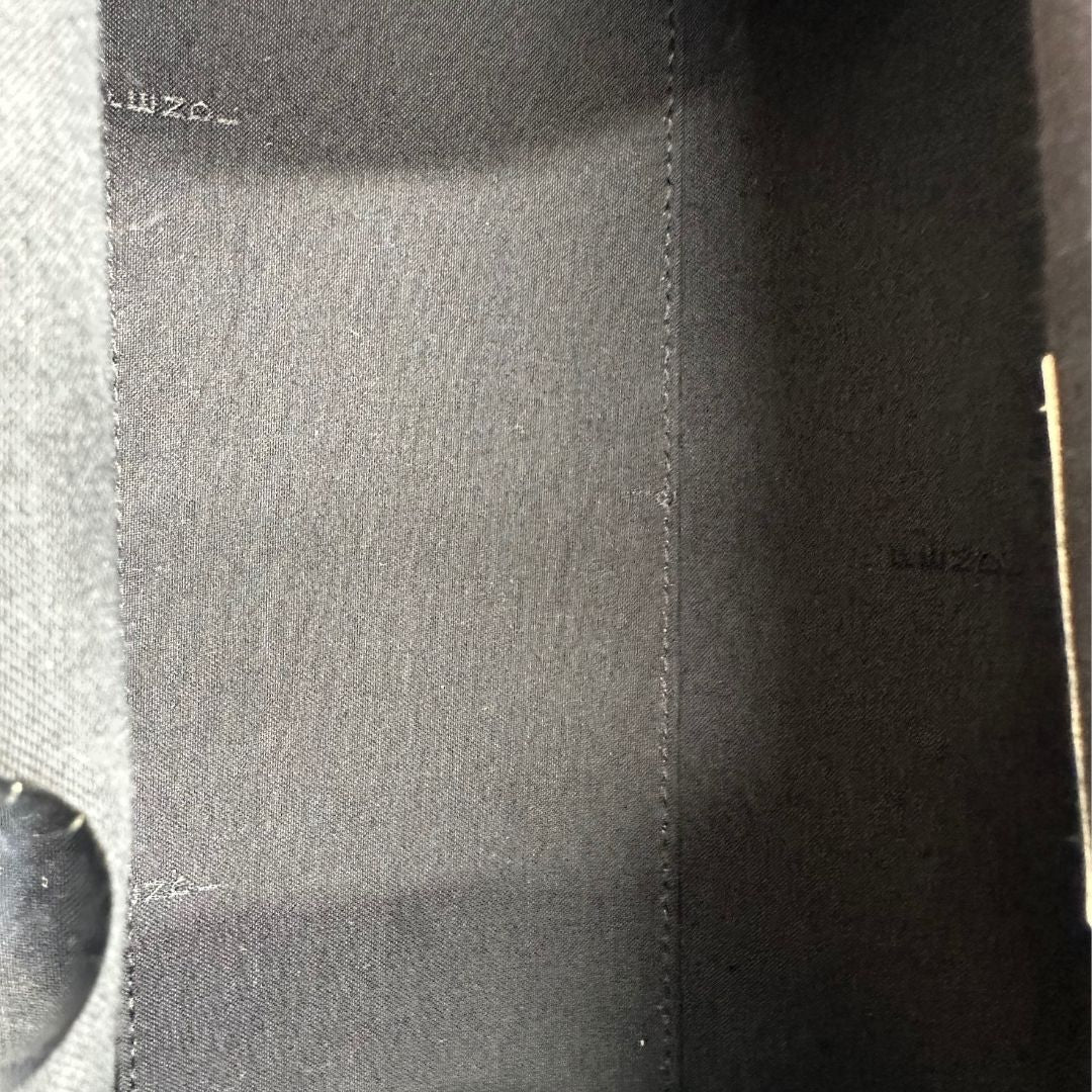 interno Borsa Fendi x Marc Jacobs in pelle bianca e nera logata e parti metalliche argentate; munita di una tracolla regolabile e amovibile. Completa di dustbag, di lusso, originale, ottime condizioni, usata. 