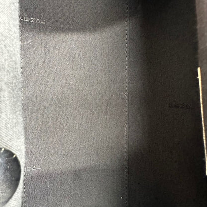 interno Borsa Fendi x Marc Jacobs in pelle bianca e nera logata e parti metalliche argentate; munita di una tracolla regolabile e amovibile. Completa di dustbag, di lusso, originale, ottime condizioni, usata. 