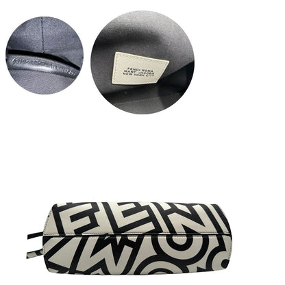 base Borsa Fendi x Marc Jacobs in pelle bianca e nera logata e parti metalliche argentate; munita di una tracolla regolabile e amovibile. Completa di dustbag, di lusso, originale, ottime condizioni, usata. 