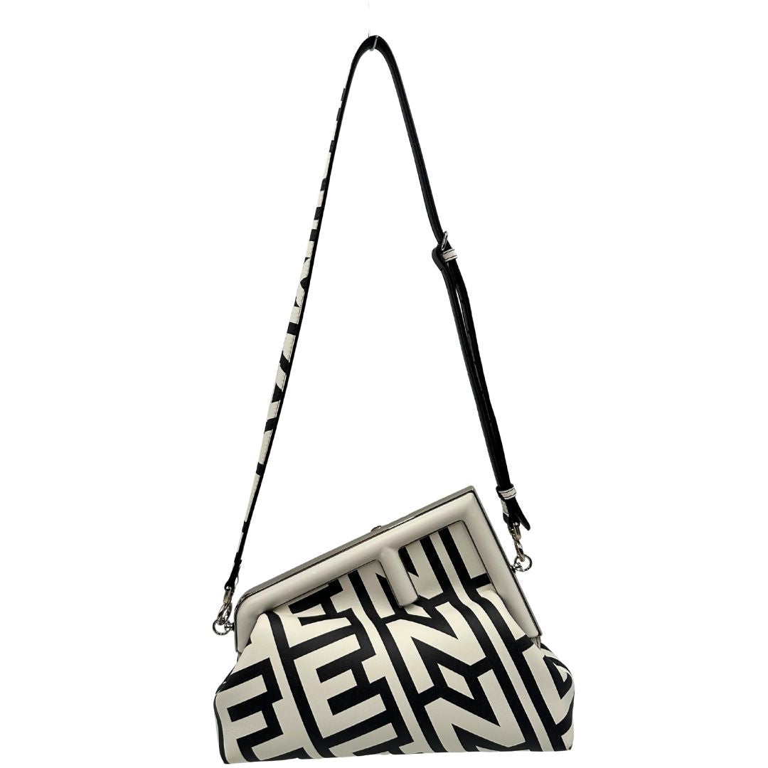 front Borsa Fendi x Marc Jacobs in pelle bianca e nera logata e parti metalliche argentate; munita di una tracolla regolabile e amovibile. Completa di dustbag, di lusso, originale, ottime condizioni, usata. 