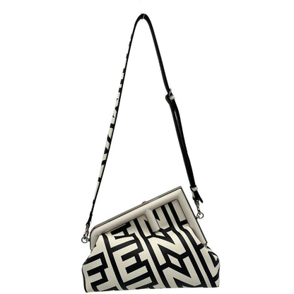 front Borsa Fendi x Marc Jacobs in pelle bianca e nera logata e parti metalliche argentate; munita di una tracolla regolabile e amovibile. Completa di dustbag, di lusso, originale, ottime condizioni, usata. 