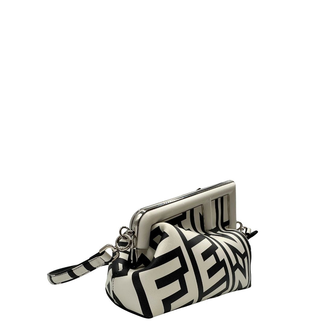 lato Borsa Fendi x Marc Jacobs in pelle bianca e nera logata e parti metalliche argentate; munita di una tracolla regolabile e amovibile. Completa di dustbag, di lusso, originale, ottime condizioni, usata. 