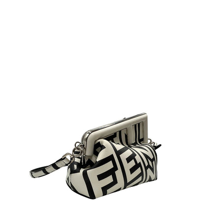 lato Borsa Fendi x Marc Jacobs in pelle bianca e nera logata e parti metalliche argentate; munita di una tracolla regolabile e amovibile. Completa di dustbag, di lusso, originale, ottime condizioni, usata. 