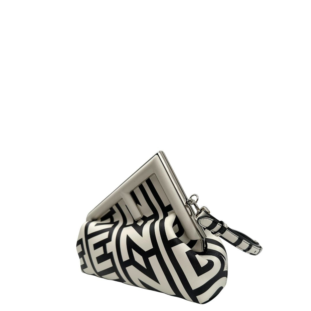 lato Borsa Fendi x Marc Jacobs in pelle bianca e nera logata e parti metalliche argentate; munita di una tracolla regolabile e amovibile. Completa di dustbag, di lusso, originale, ottime condizioni, usata. 