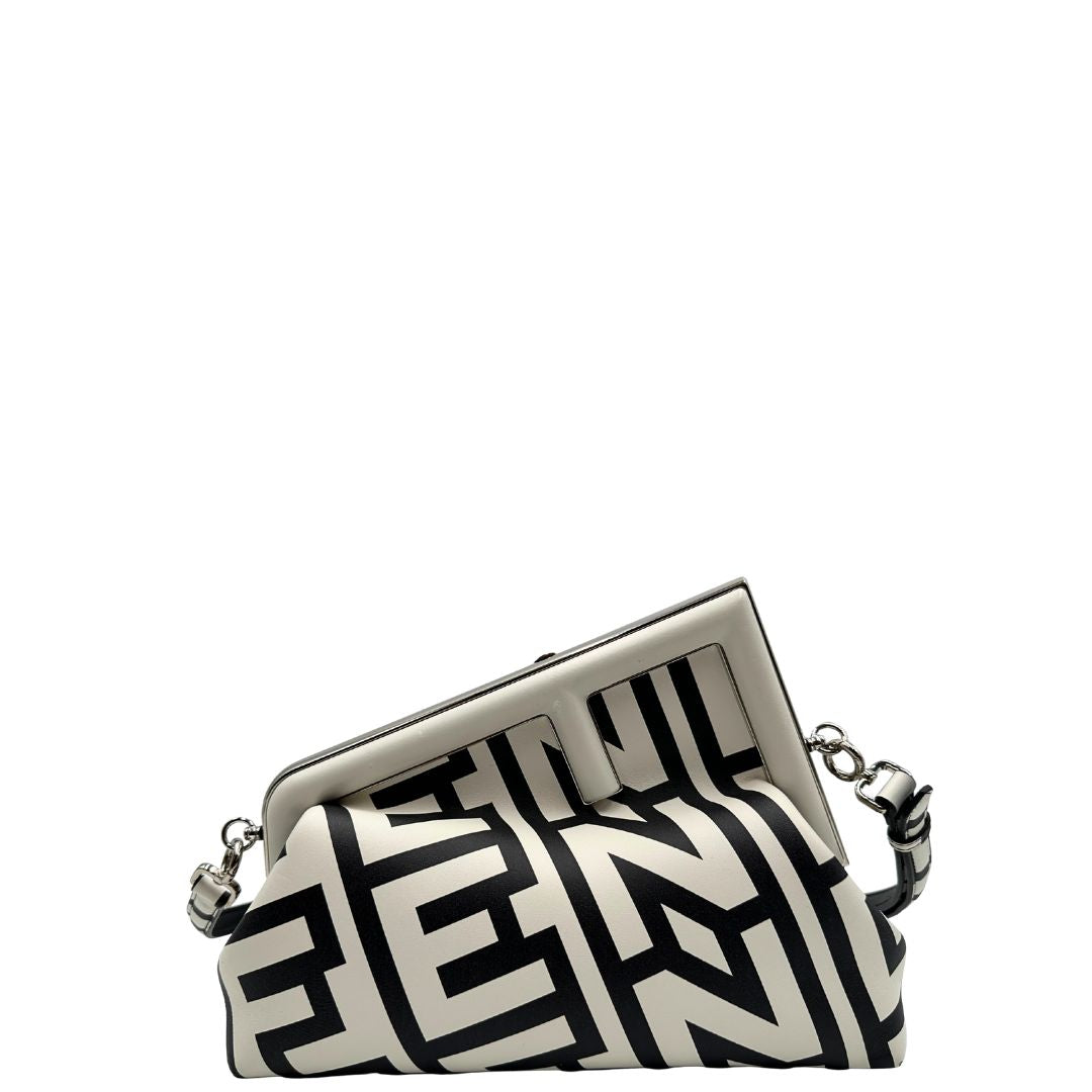 front Borsa Fendi x Marc Jacobs in pelle bianca e nera logata e parti metalliche argentate; munita di una tracolla regolabile e amovibile. Completa di dustbag, di lusso, originale, ottime condizioni, usata. 