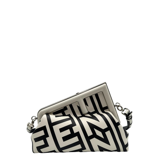 front Borsa Fendi x Marc Jacobs in pelle bianca e nera logata e parti metalliche argentate; munita di una tracolla regolabile e amovibile. Completa di dustbag, di lusso, originale, ottime condizioni, usata. 