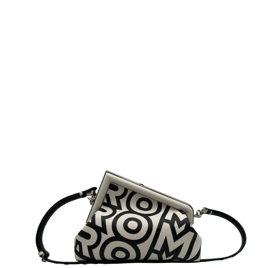 retro Borsa Fendi x Marc Jacobs in pelle bianca e nera logata e parti metalliche argentate; munita di una tracolla regolabile e amovibile. Completa di dustbag, di lusso, originale, ottime condizioni, usata. 