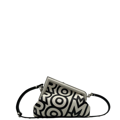 retro Borsa Fendi x Marc Jacobs in pelle bianca e nera logata e parti metalliche argentate; munita di una tracolla regolabile e amovibile. Completa di dustbag, di lusso, originale, ottime condizioni, usata. 