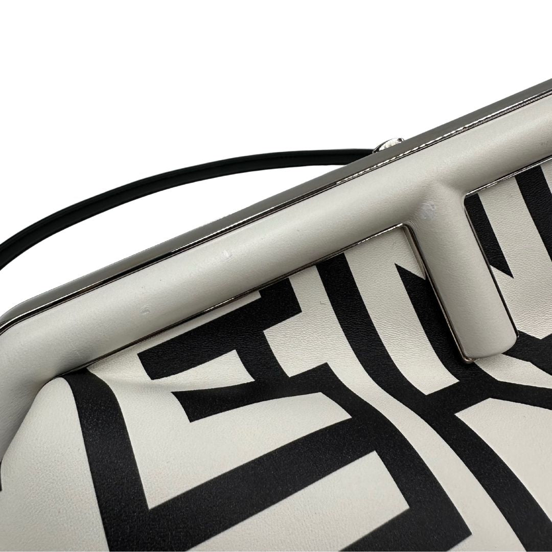 Borsa Fendi x Marc Jacobs in pelle bianca e nera logata e parti metalliche argentate; munita di una tracolla regolabile e amovibile. Completa di dustbag, di lusso, originale, ottime condizioni, usata.