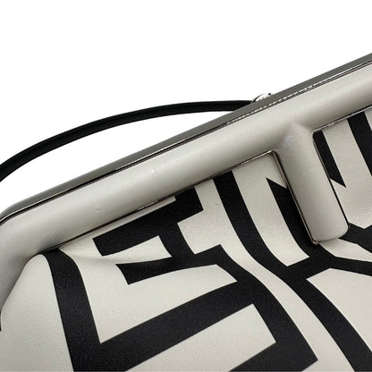 Borsa Fendi x Marc Jacobs in pelle bianca e nera logata e parti metalliche argentate; munita di una tracolla regolabile e amovibile. Completa di dustbag, di lusso, originale, ottime condizioni, usata.