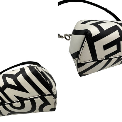 angoli Borsa Fendi x Marc Jacobs in pelle bianca e nera logata e parti metalliche argentate; munita di una tracolla regolabile e amovibile. Completa di dustbag, di lusso, originale, ottime condizioni, usata. 