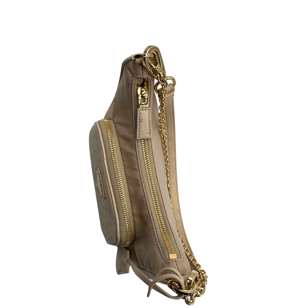 chiusura Borsa Prada in nylon beige con finiture in pelle tono su tono con trama struzzo e parti metalliche dorate; munita di doppi manici, uno in catena e uno in pelle, entrambe amovibili, di lusso, originale, ottime condizioni.
