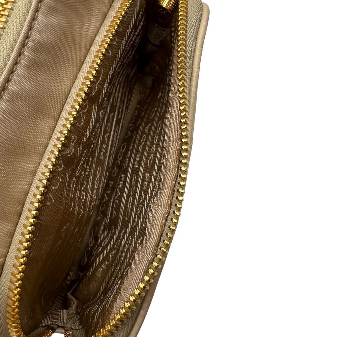 interno Borsa Prada in nylon beige con finiture in pelle tono su tono con trama struzzo e parti metalliche dorate; munita di doppi manici, uno in catena e uno in pelle, entrambe amovibili, di lusso, originale, ottime condizioni. 