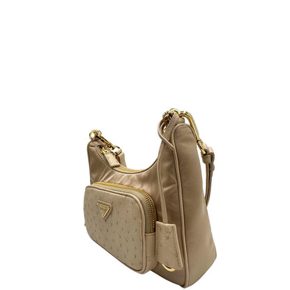 lato Borsa Prada in nylon beige con finiture in pelle tono su tono con trama struzzo e parti metalliche dorate; munita di doppi manici, uno in catena e uno in pelle, entrambe amovibili, di lusso, originale, ottime condizioni. 