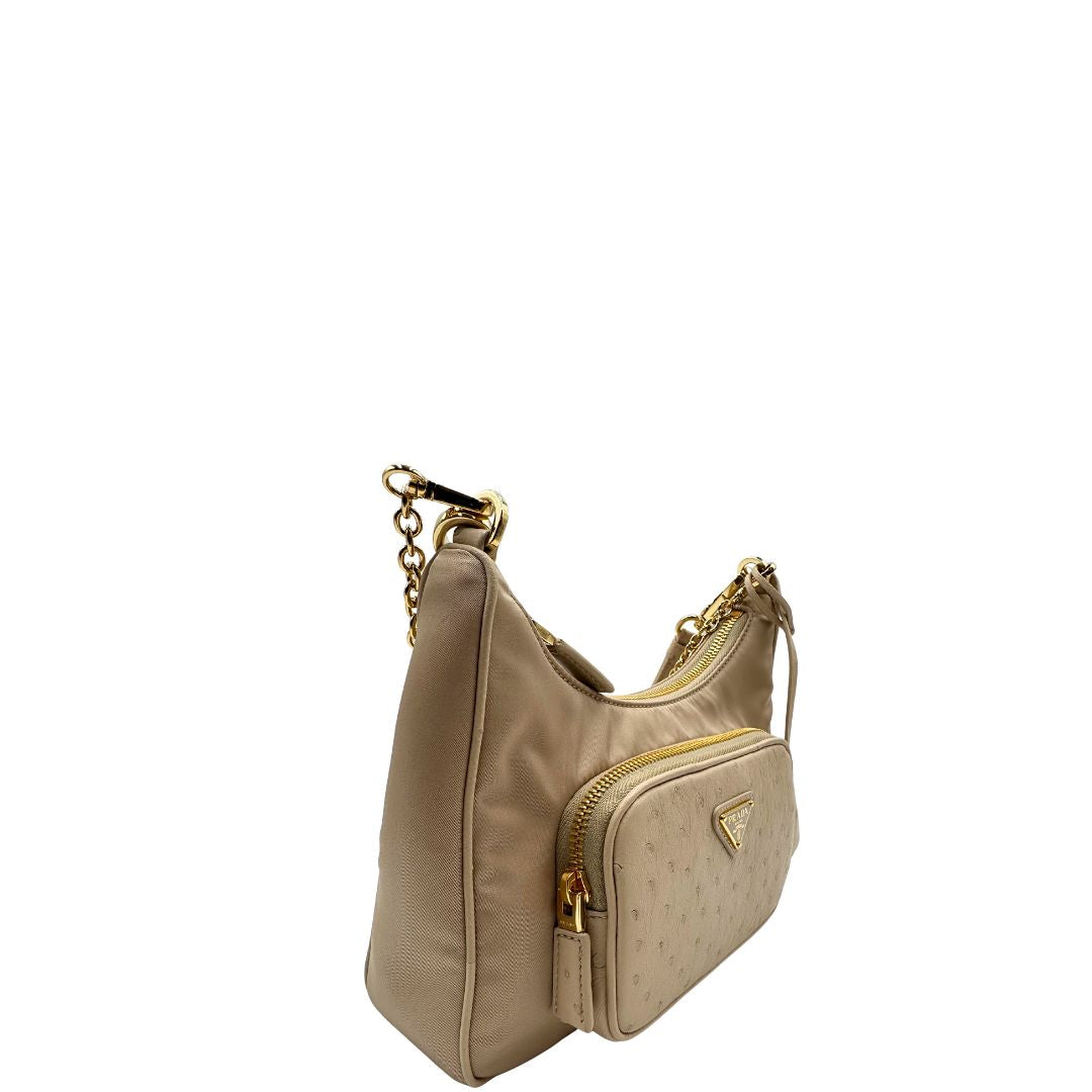 lato Borsa Prada in nylon beige con finiture in pelle tono su tono con trama struzzo e parti metalliche dorate; munita di doppi manici, uno in catena e uno in pelle, entrambe amovibili, di lusso, originale, ottime condizioni. 