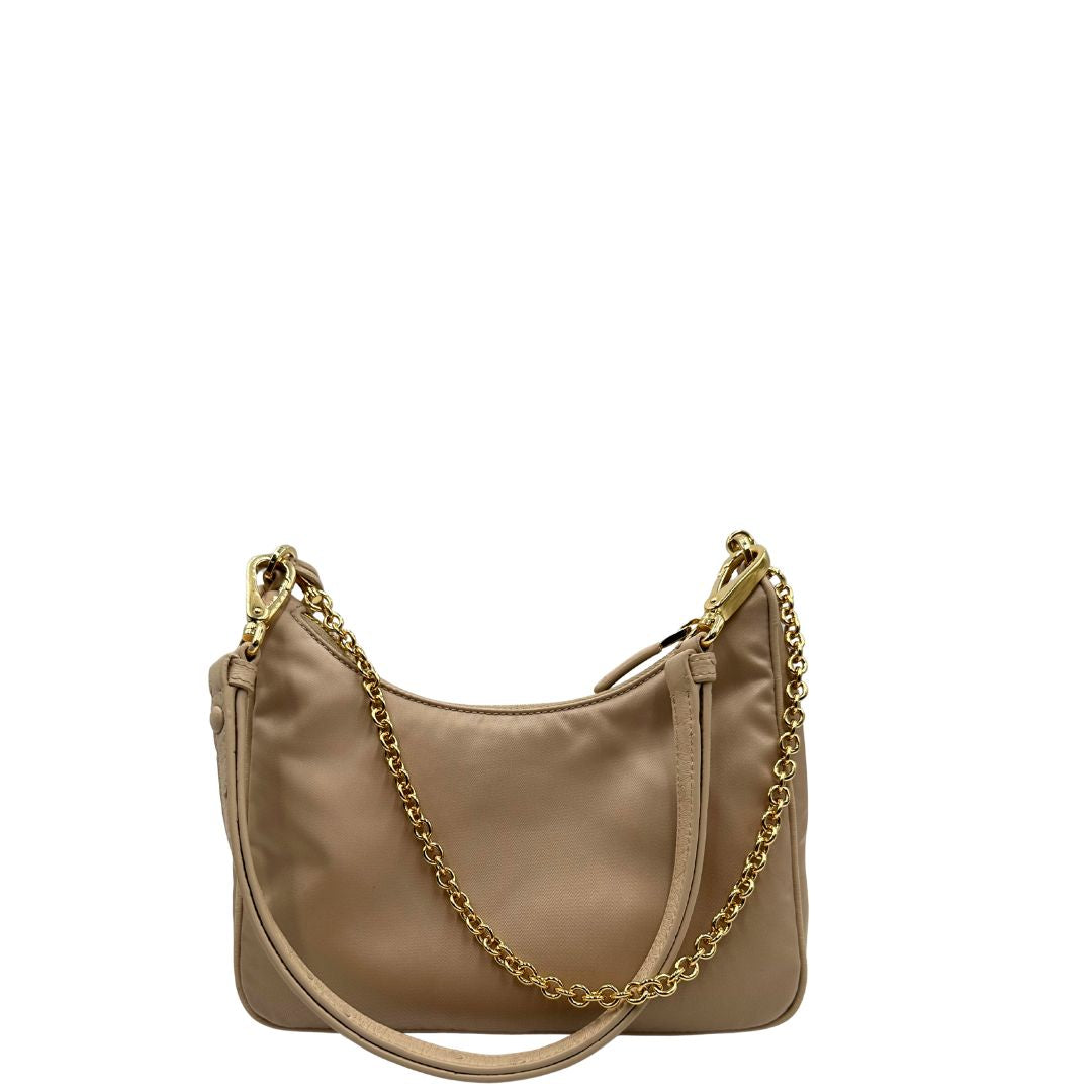 retro Borsa Prada in nylon beige con finiture in pelle tono su tono con trama struzzo e parti metalliche dorate; munita di doppi manici, uno in catena e uno in pelle, entrambe amovibili, di lusso, originale, ottime condizioni