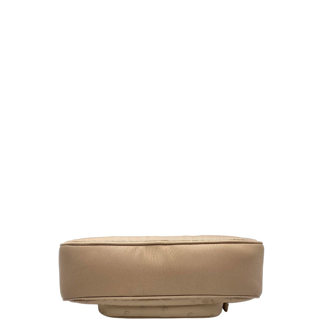 base Borsa Prada in nylon beige con finiture in pelle tono su tono con trama struzzo e parti metalliche dorate; munita di doppi manici, uno in catena e uno in pelle, entrambe amovibili, di lusso, originale, ottime condizioni. 