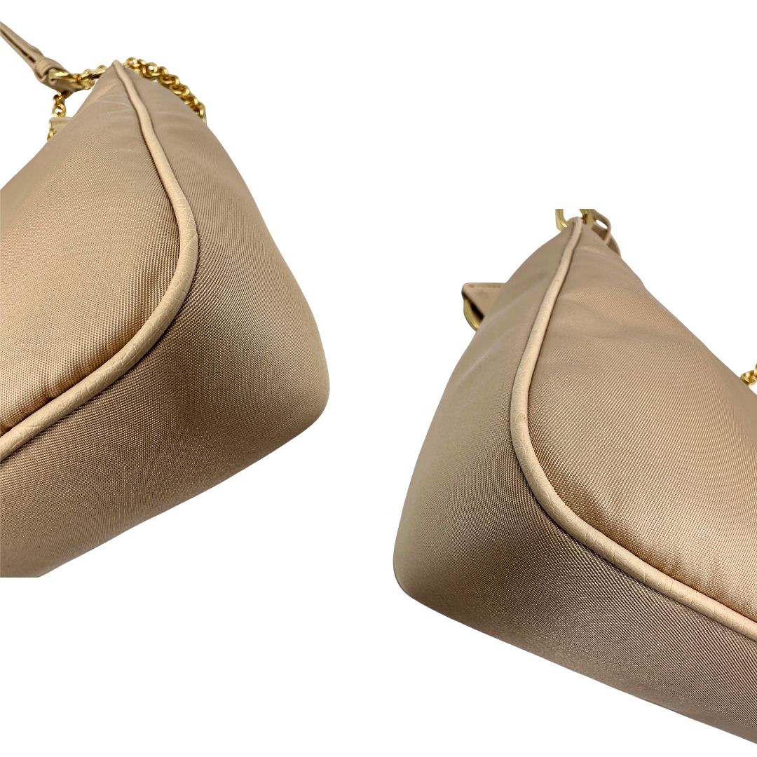 angoli Borsa Prada in nylon beige con finiture in pelle tono su tono con trama struzzo e parti metalliche dorate; munita di doppi manici, uno in catena e uno in pelle, entrambe amovibili, di lusso, originale, ottime condizioni. 