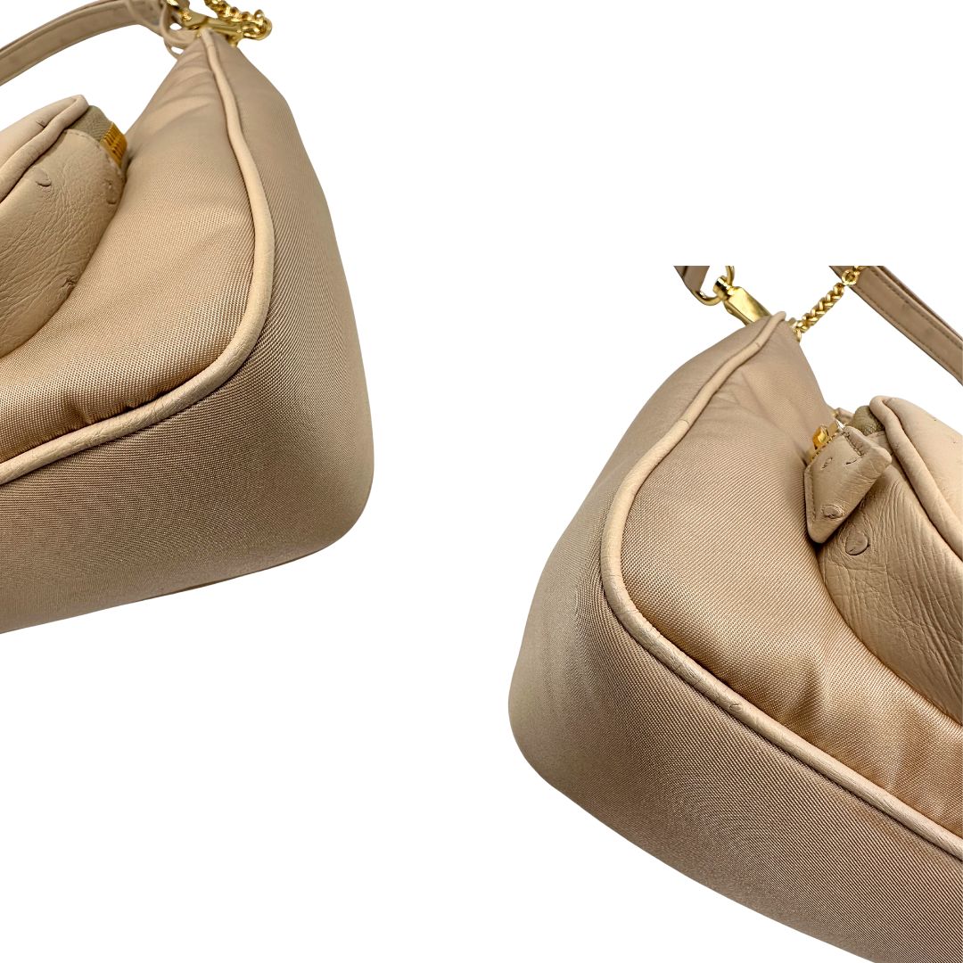 angoli Borsa Prada in nylon beige con finiture in pelle tono su tono con trama struzzo e parti metalliche dorate; munita di doppi manici, uno in catena e uno in pelle, entrambe amovibili, di lusso, originale, ottime condizioni. 