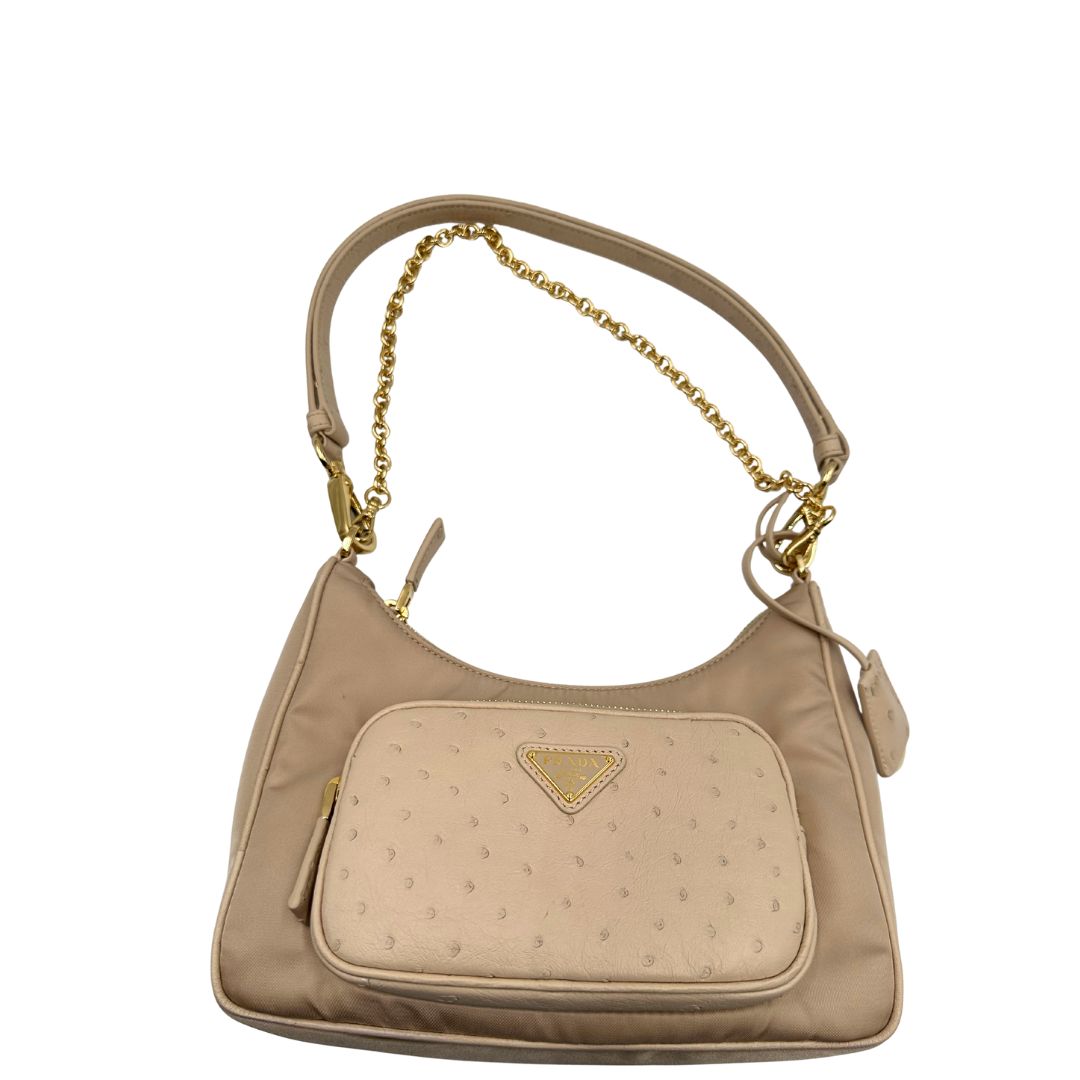 front Borsa Prada in nylon beige con finiture in pelle tono su tono con trama struzzo e parti metalliche dorate; munita di doppi manici, uno in catena e uno in pelle, entrambe amovibili, di lusso, originale, ottime condizioni. 
