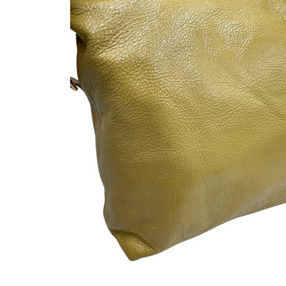Borsa Prada in pelle lucida color mustard con parti metalliche dorate; munita di un accessorio porta address e doppi manici stondati. Indossabile a mano oppure a tracolla. Originale, usata, di lusso, in ottime condizioni