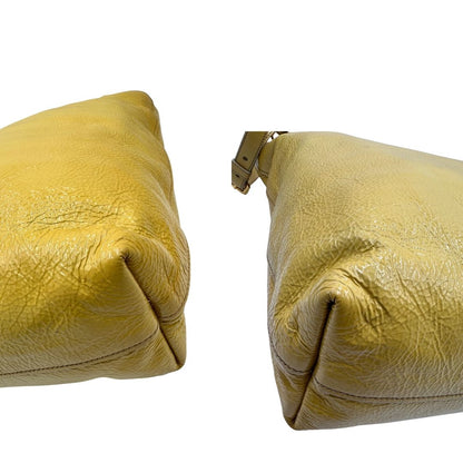 Angoli di una Borsa Prada in pelle lucida color mustard con parti metalliche dorate; munita di un accessorio porta address e doppi manici stondati. Indossabile a mano oppure a tracolla. Originale, usata, di lusso, in ottime condizioni