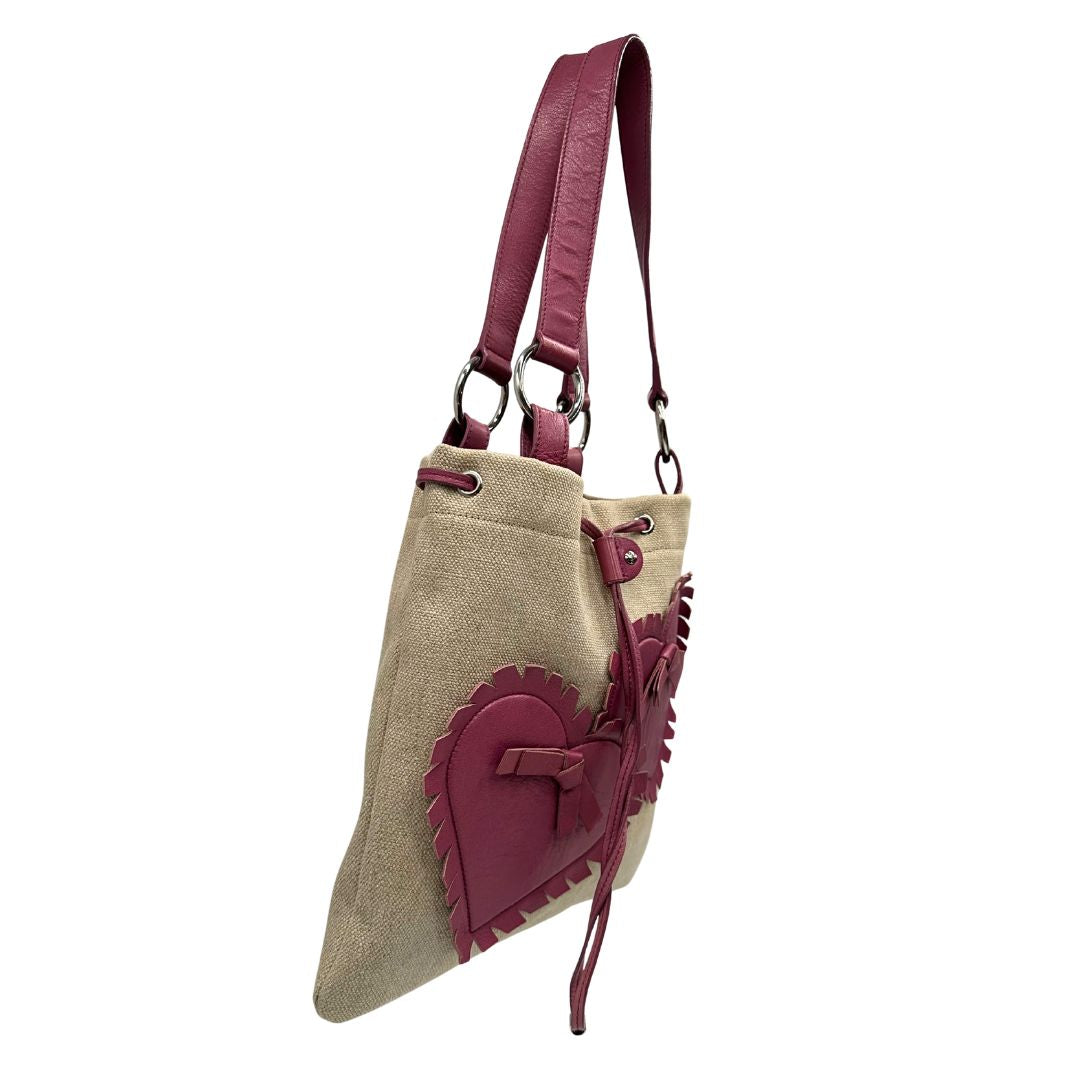 lato Borsa Saint Laurent in tessuto beige con decorazioni a forma di cuori rosa in pelle; munita di doppi manici. Completa di dustbag, di lusso, originale, ottime condizioni, usata. 