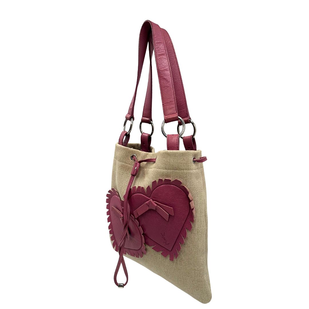lato Borsa Saint Laurent in tessuto beige con decorazioni a forma di cuori rosa in pelle; munita di doppi manici. Completa di dustbag, di lusso, originale, ottime condizioni, usata. 