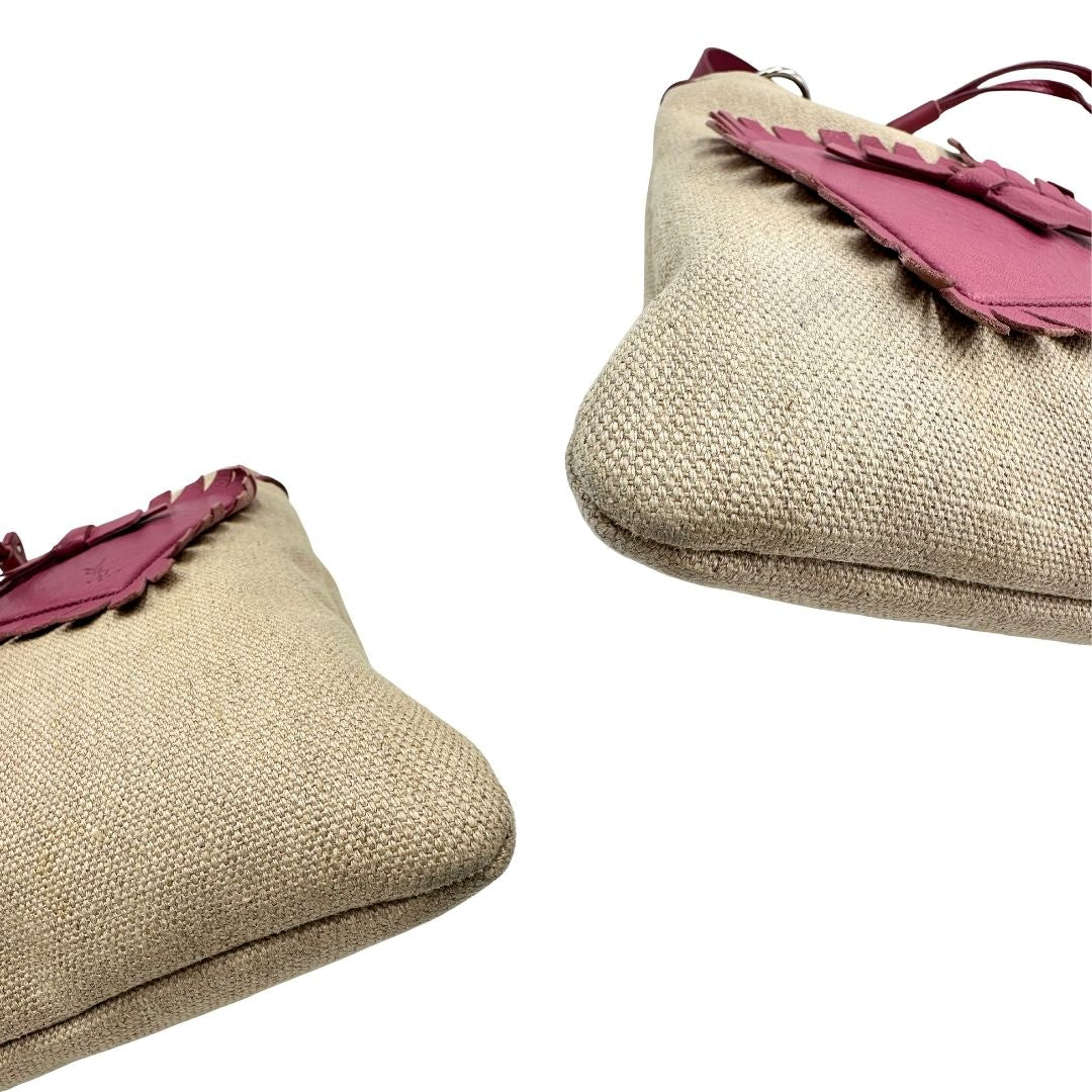 angoli Borsa Saint Laurent in tessuto beige con decorazioni a forma di cuori rosa in pelle; munita di doppi manici. Completa di dustbag, di lusso, originale, ottime condizioni, usata.