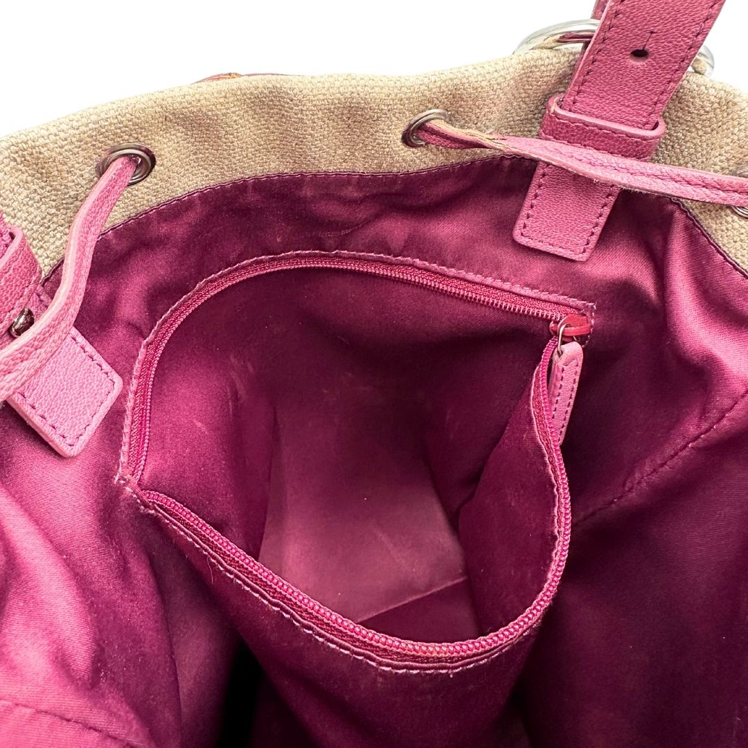 interni Borsa Saint Laurent in tessuto beige con decorazioni a forma di cuori rosa in pelle; munita di doppi manici. Completa di dustbag, di lusso, originale, ottime condizioni, usata.