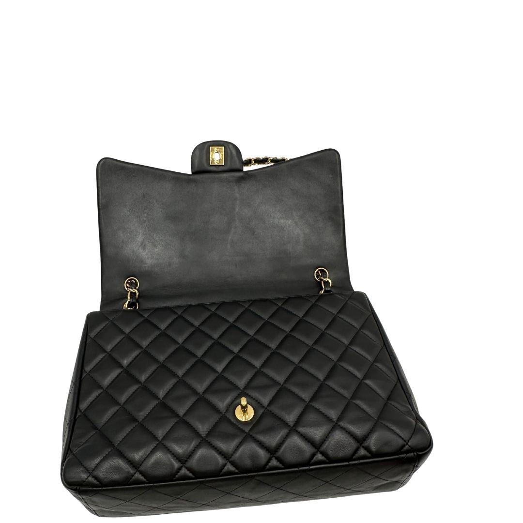 interno Borsa Chanel in pelle matelassé nera con tracolla scorrevole in catena e pelle intrecciate, con parti metalliche dorate. Indossabile a spalla oppure a tracolla, di lusso, originale, ottime condizioni, usata. 