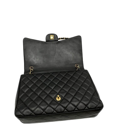 interno Borsa Chanel in pelle matelassé nera con tracolla scorrevole in catena e pelle intrecciate, con parti metalliche dorate. Indossabile a spalla oppure a tracolla, di lusso, originale, ottime condizioni, usata. 