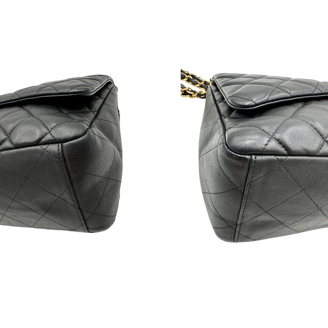 angoli  Borsa Chanel in pelle matelassé nera con tracolla scorrevole in catena e pelle intrecciate, con parti metalliche dorate. Indossabile a spalla oppure a tracolla, di lusso, originale, ottime condizioni, usata. 