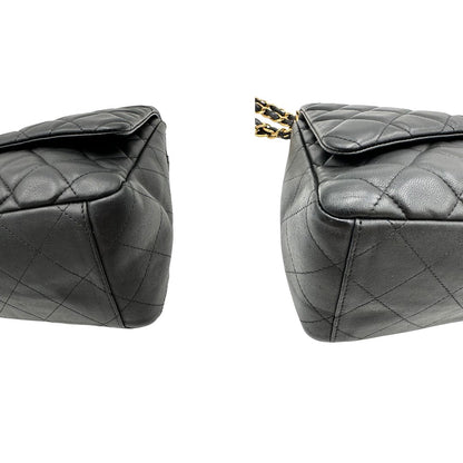 angoli  Borsa Chanel in pelle matelassé nera con tracolla scorrevole in catena e pelle intrecciate, con parti metalliche dorate. Indossabile a spalla oppure a tracolla, di lusso, originale, ottime condizioni, usata. 