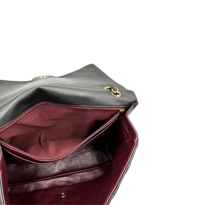 interno Borsa Chanel in pelle matelassé nera con tracolla scorrevole in catena e pelle intrecciate, con parti metalliche dorate. Indossabile a spalla oppure a tracolla, di lusso, originale, ottime condizioni, usata.  