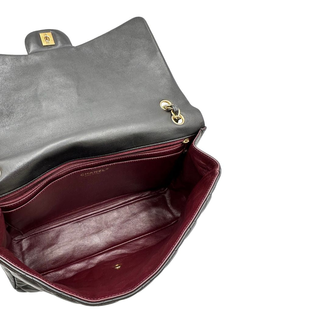 interno Borsa Chanel in pelle matelassé nera con tracolla scorrevole in catena e pelle intrecciate, con parti metalliche dorate. Indossabile a spalla oppure a tracolla, di lusso, originale, ottime condizioni, usata. 