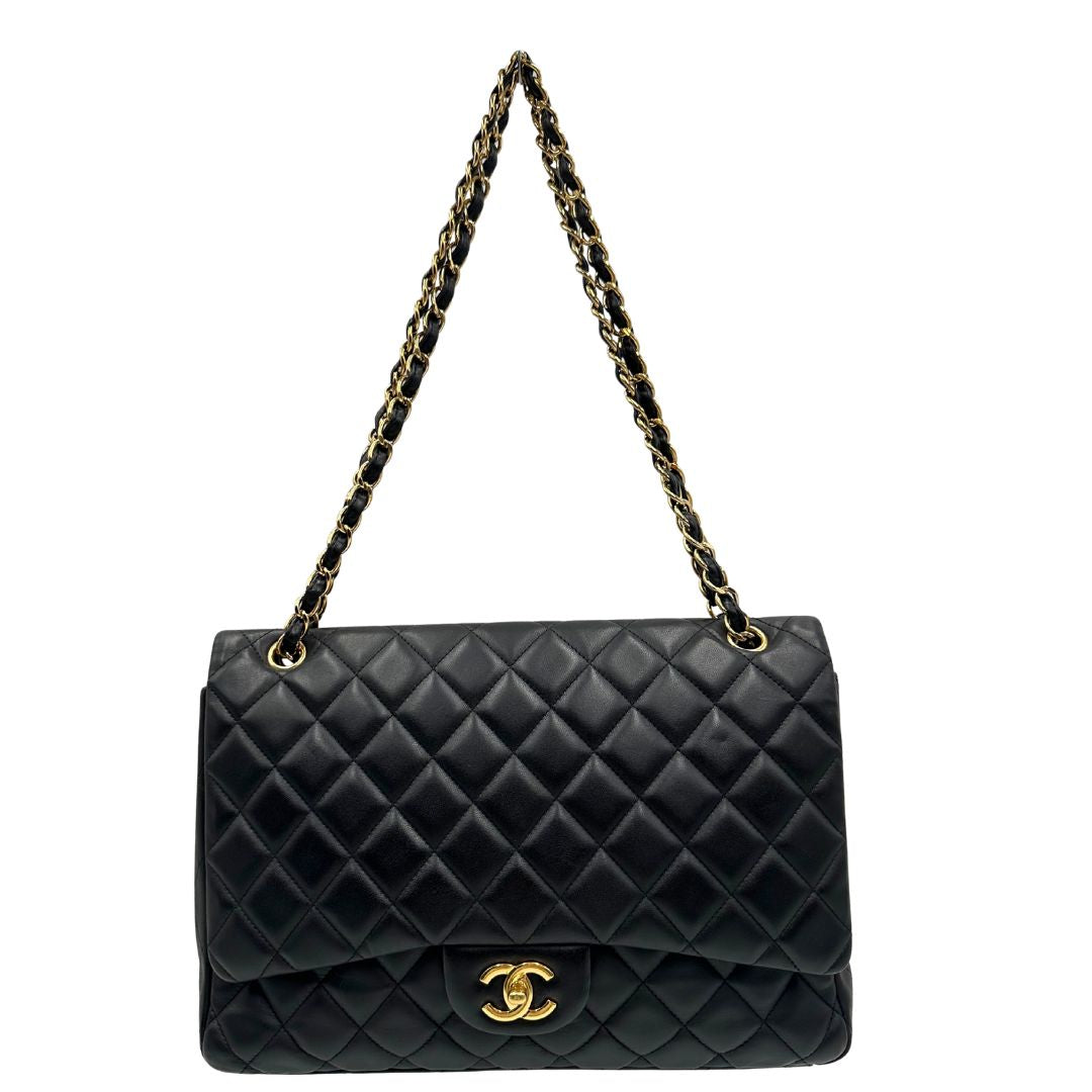 front Borsa Chanel in pelle matelassé nera con tracolla scorrevole in catena e pelle intrecciate, con parti metalliche dorate. Indossabile a spalla oppure a tracolla, di lusso, originale, ottime condizioni, usata.