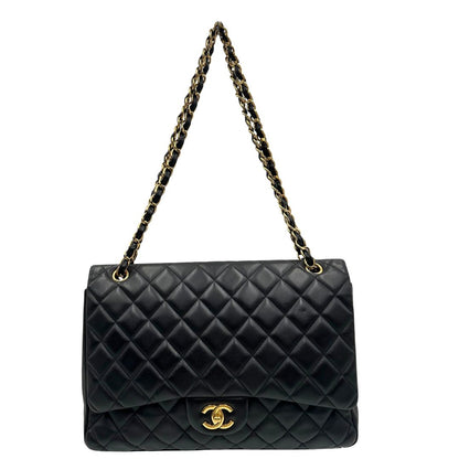 front Borsa Chanel in pelle matelassé nera con tracolla scorrevole in catena e pelle intrecciate, con parti metalliche dorate. Indossabile a spalla oppure a tracolla, di lusso, originale, ottime condizioni, usata.