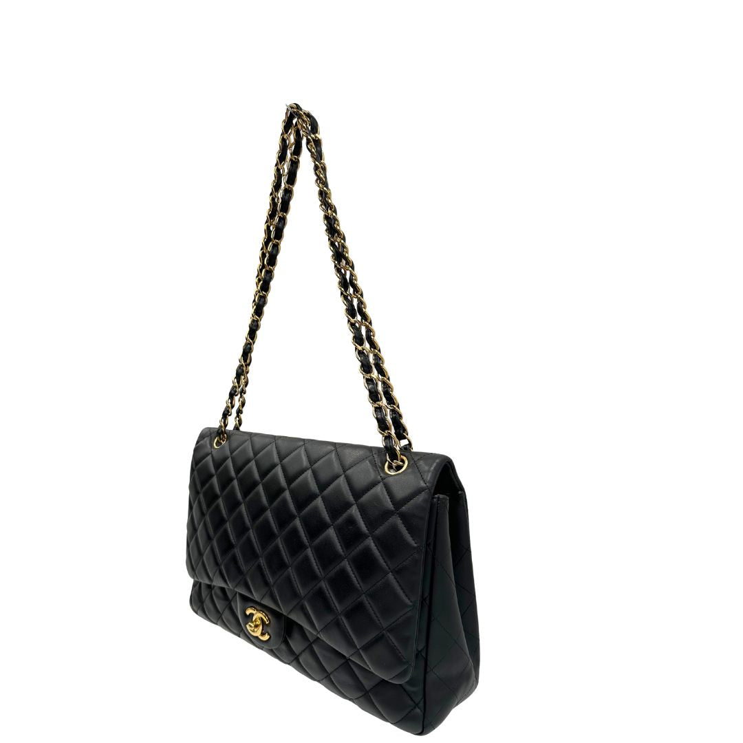 lato Borsa Chanel in pelle matelassé nera con tracolla scorrevole in catena e pelle intrecciate, con parti metalliche dorate. Indossabile a spalla oppure a tracolla, di lusso, originale, ottime condizioni, usata. 