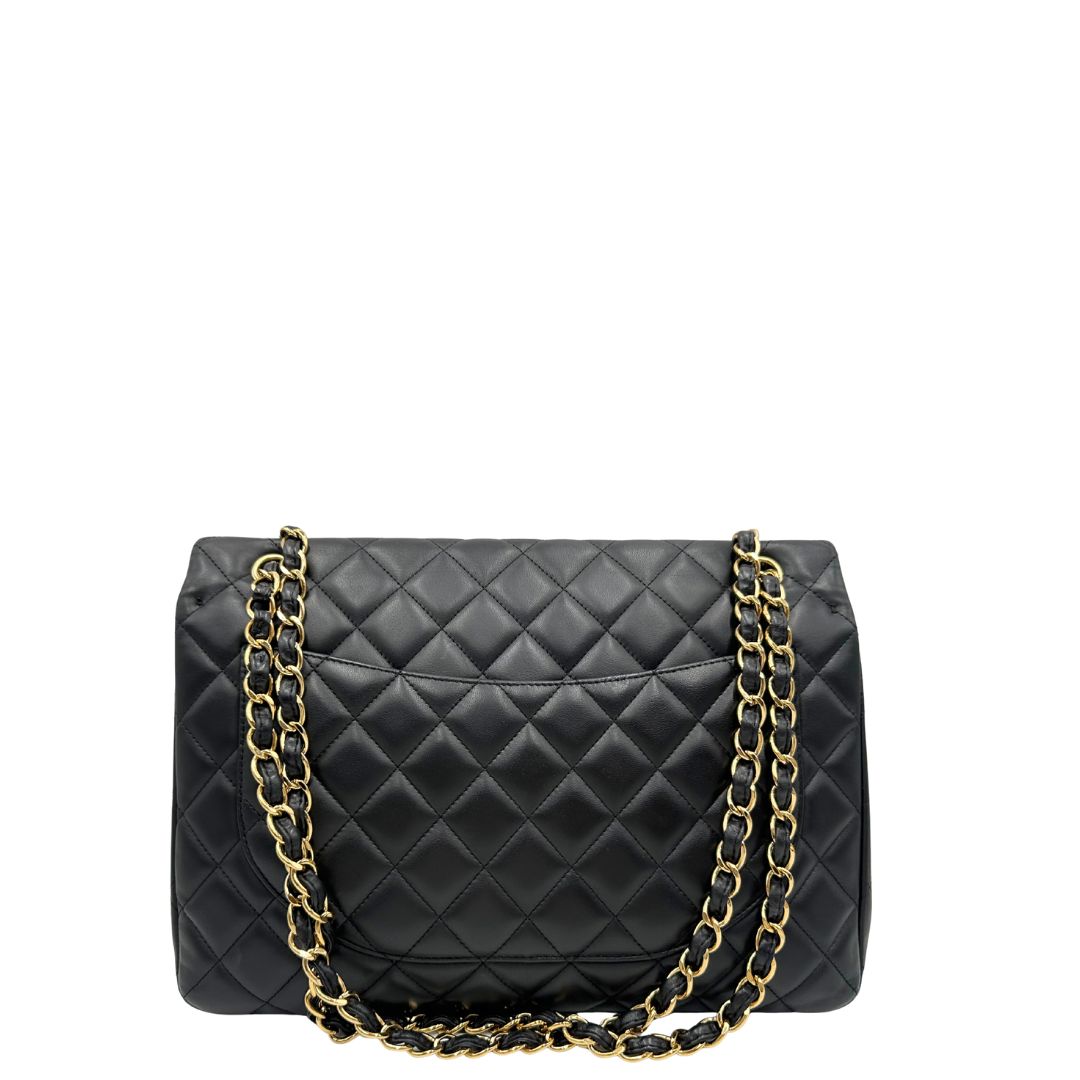 retro Borsa Chanel in pelle matelassé nera con tracolla scorrevole in catena e pelle intrecciate, con parti metalliche dorate. Indossabile a spalla oppure a tracolla, di lusso, originale, ottime condizioni, usata. 