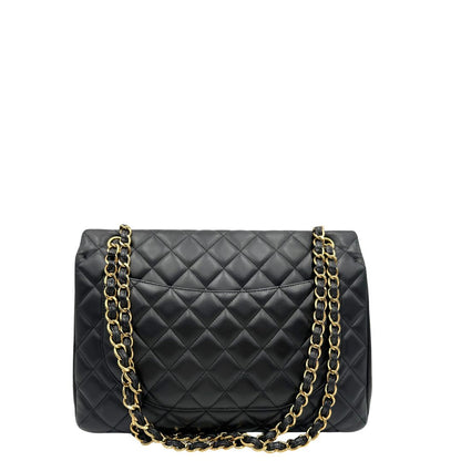 retro Borsa Chanel in pelle matelassé nera con tracolla scorrevole in catena e pelle intrecciate, con parti metalliche dorate. Indossabile a spalla oppure a tracolla, di lusso, originale, ottime condizioni, usata. 