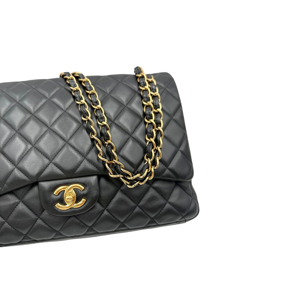 interno Borsa Chanel in pelle matelassé nera con tracolla scorrevole in catena e pelle intrecciate, con parti metalliche dorate. Indossabile a spalla oppure a tracolla, di lusso, originale, ottime condizioni, usata. 