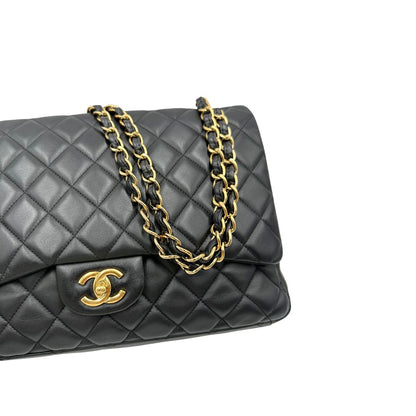 interno Borsa Chanel in pelle matelassé nera con tracolla scorrevole in catena e pelle intrecciate, con parti metalliche dorate. Indossabile a spalla oppure a tracolla, di lusso, originale, ottime condizioni, usata. 