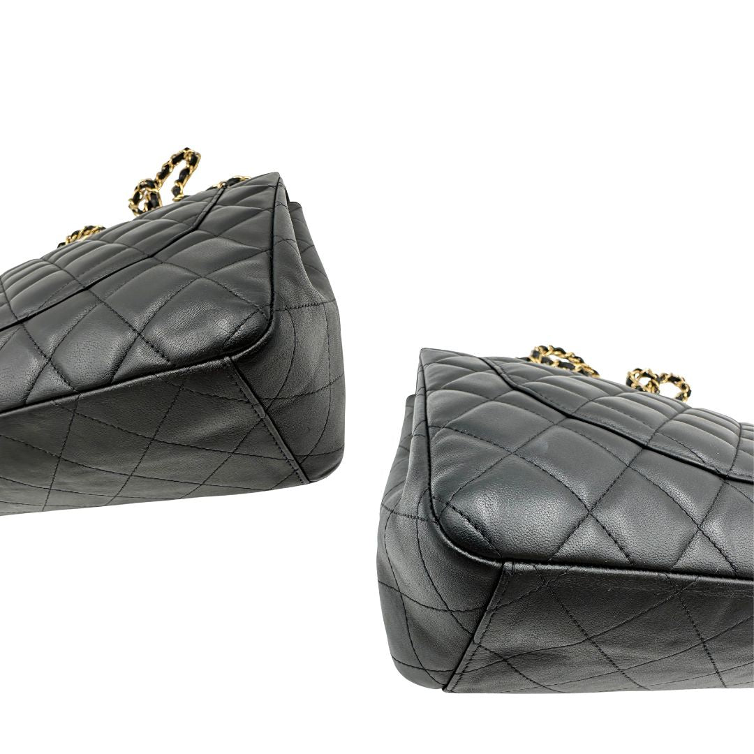 angoli  Borsa Chanel in pelle matelassé nera con tracolla scorrevole in catena e pelle intrecciate, con parti metalliche dorate. Indossabile a spalla oppure a tracolla, di lusso, originale, ottime condizioni, usata. 