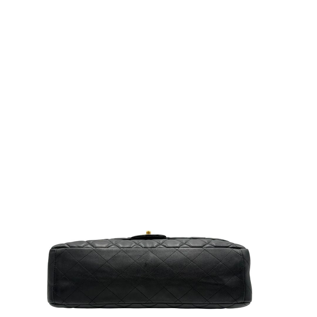 base Borsa Chanel in pelle matelassé nera con tracolla scorrevole in catena e pelle intrecciate, con parti metalliche dorate. Indossabile a spalla oppure a tracolla, di lusso, originale, ottime condizioni, usata. 