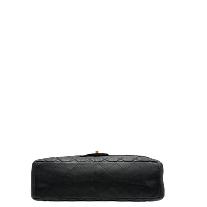 base Borsa Chanel in pelle matelassé nera con tracolla scorrevole in catena e pelle intrecciate, con parti metalliche dorate. Indossabile a spalla oppure a tracolla, di lusso, originale, ottime condizioni, usata. 